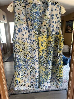 Jones Studio gorgeous flowy Sleeveless Floral Blouse - Blue & Yellow.